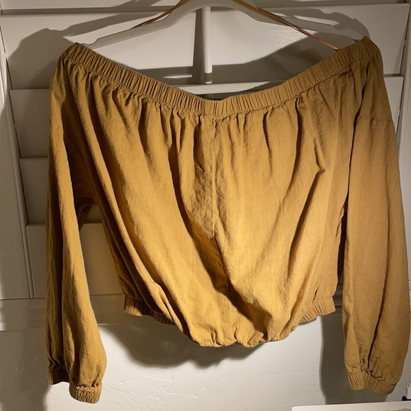 Off the shoulder top size L color is like mustard - Picture 3 of 3